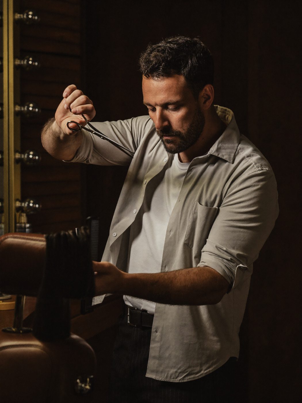 Barbeiro finalizando um corte na Leandro Barbearia, Presidente Prudente